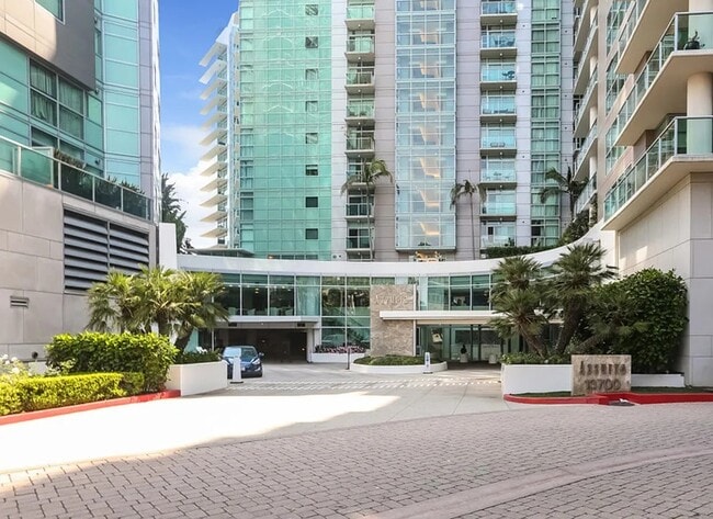 property at 13700 Marina Pointe Dr