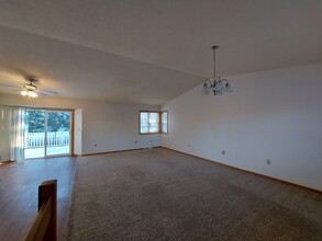 1215 W Wausau Ave, Unit Spacious remodeled duplex in Wausau, WI - Foto de edificio - Building Photo