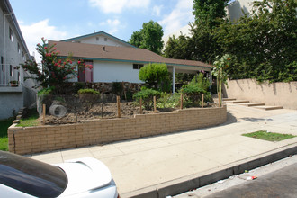 627 E Cedar Ave in Burbank, CA - Building Photo - Building Photo