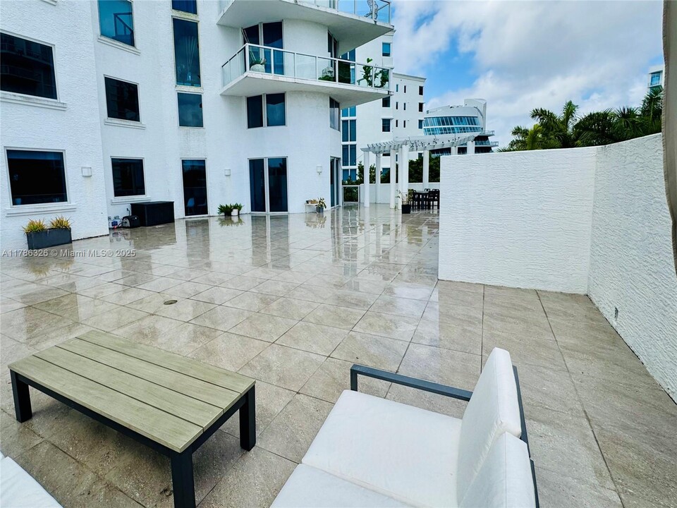 3030 NE 188th St in Aventura, FL - Foto de edificio