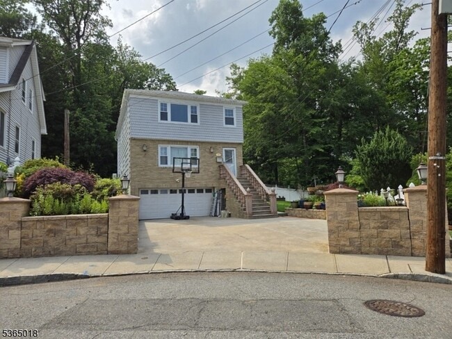 33 Park Dr N, Unit 2 in West Orange, NJ - Foto de edificio - Building Photo