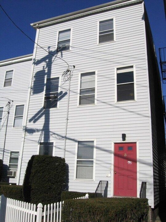 3 Elm St, Unit #3 in Somerville, MA - Building Photo