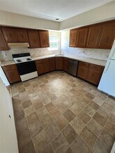 9 Conway Ct in Glen Cove, NY - Building Photo - Building Photo