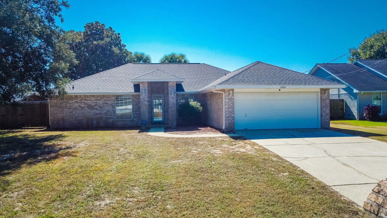 1525 Kitty Hawk Dr in Gulf Breeze, FL - Building Photo