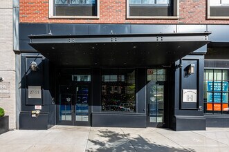 2721 44th Dr in Long Island City, NY - Foto de edificio - Building Photo