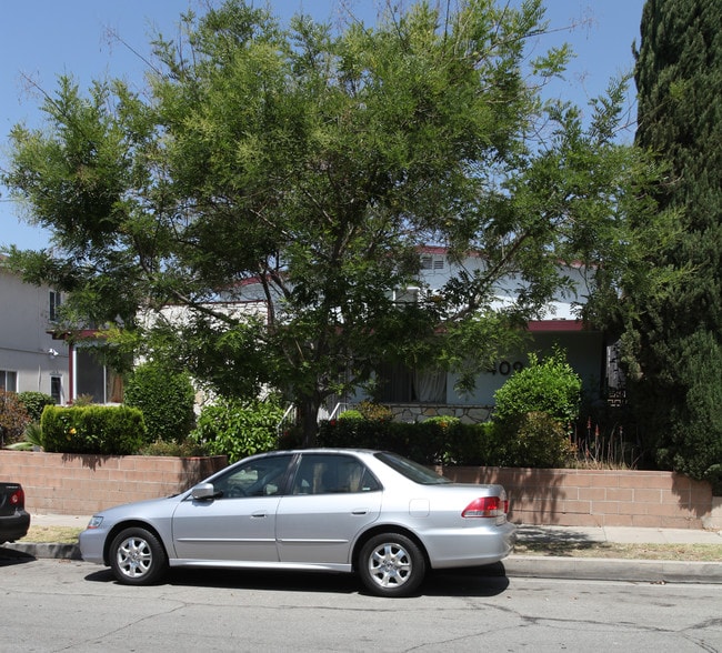 409-411 E Cedar Ave in Burbank, CA - Building Photo - Building Photo