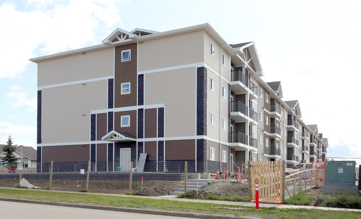 Pine Creek Manor in Edmonton, AB - Building Photo