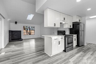 10320 75th Ave E in Puyallup, WA - Building Photo