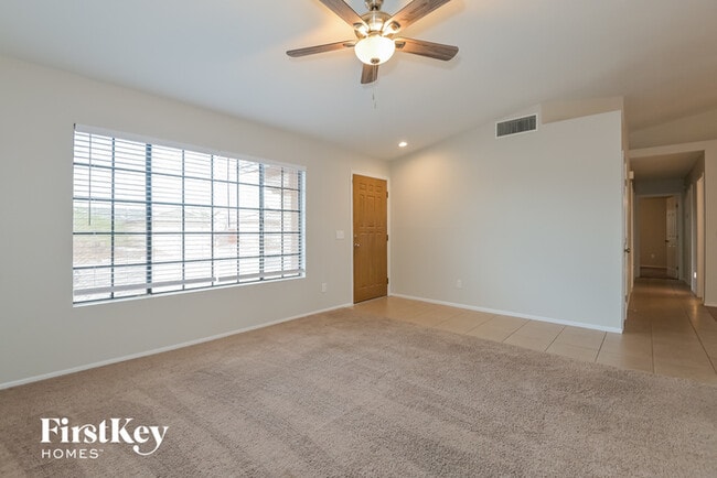 10060 E Falcon Point Dr in Tucson, AZ - Building Photo - Building Photo