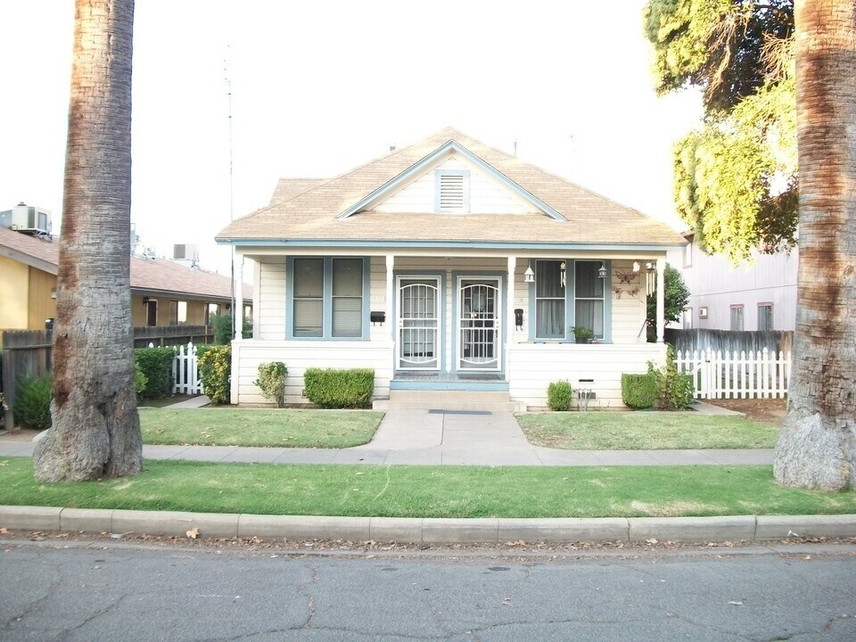 445 W 23rd St in Merced, CA - Building Photo