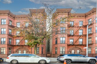 32 Macdonough St in Brooklyn, NY - Foto de edificio - Building Photo