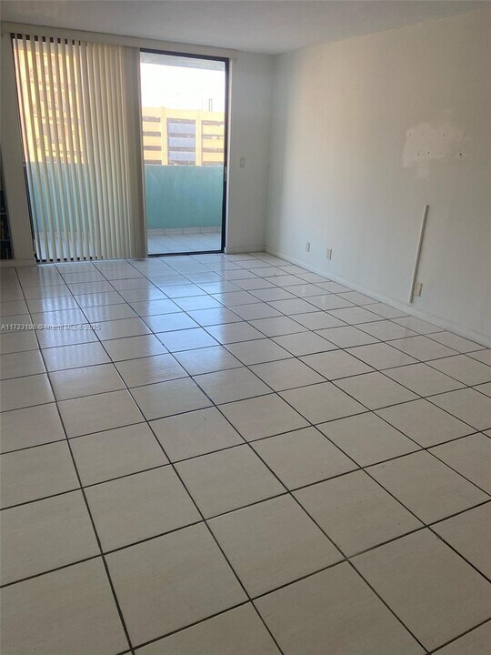 1825 W 44th Pl in Hialeah, FL - Building Photo