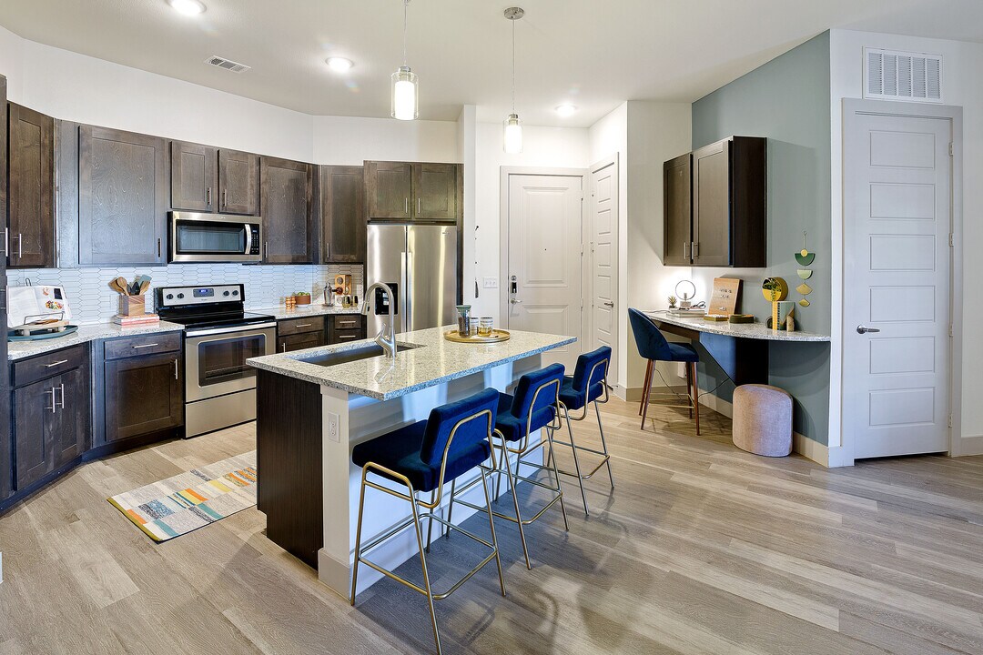 The James at Canyon Creek in Richardson, TX - Building Photo