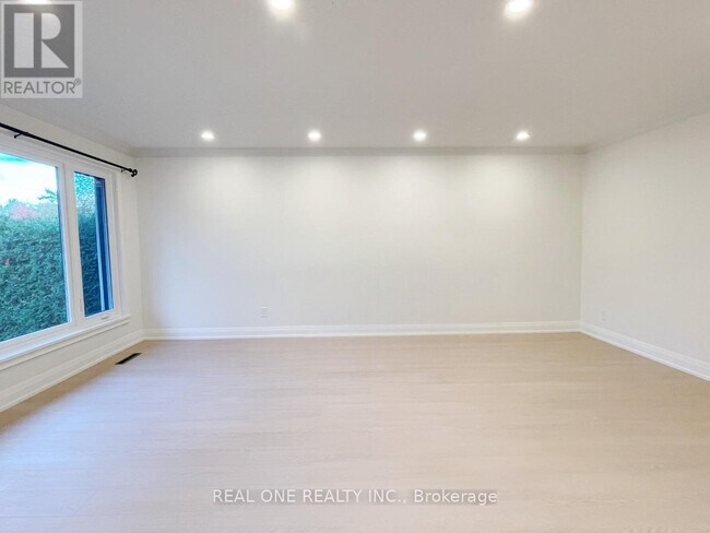 2116 Mountainside Dr in Burlington, ON - Building Photo - Building Photo