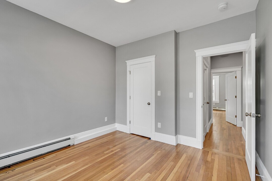 142 Sutherland Rd in Boston, MA - Building Photo