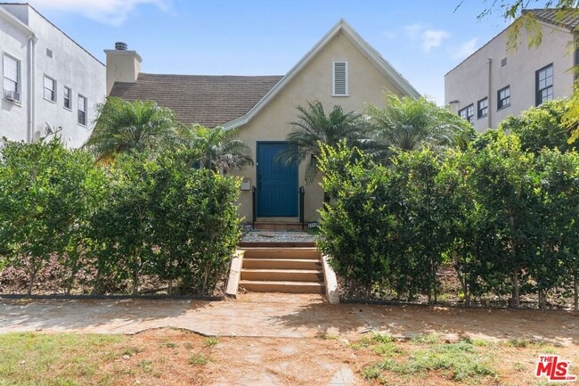 1112 S Highland Ave in Los Angeles, CA - Building Photo - Building Photo