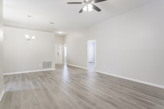 1703 Canopy Oaks Dr in Orange Park, FL - Building Photo - Building Photo