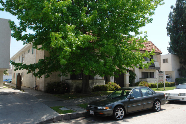 Jordan Casa in Canoga Park, CA - Foto de edificio - Building Photo