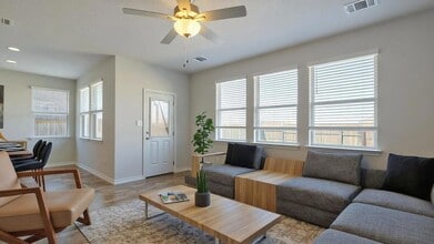 798 Eves Necklace Dr. in Mustang Ridge, TX - Foto de edificio - Building Photo