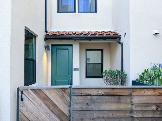 1568 E Thompson Blvd in Ventura, CA - Building Photo - Building Photo