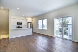 107 Library St, Unit 3 in Chelsea, MA - Building Photo - Building Photo