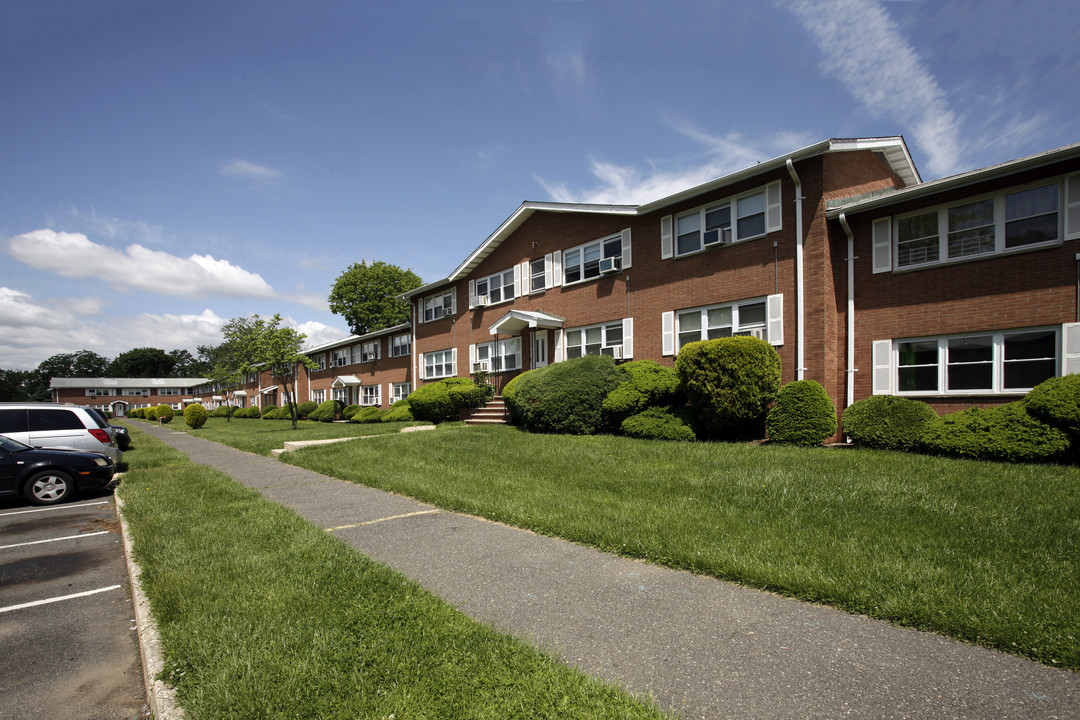 Cedar Ridge Gardens in Teaneck, NJ - Building Photo