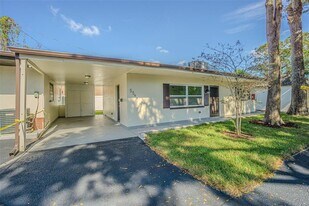 556 Clearwater Largo Rd in Largo, FL - Building Photo