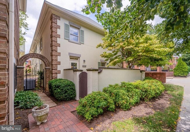 property at 1016 N Royal St