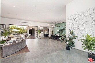 9570 Sunset Blvd in Beverly Hills, CA - Building Photo - Building Photo