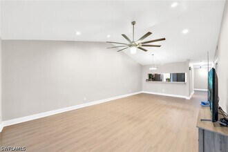 5767 Deauville Cir in Naples, FL - Foto de edificio - Building Photo