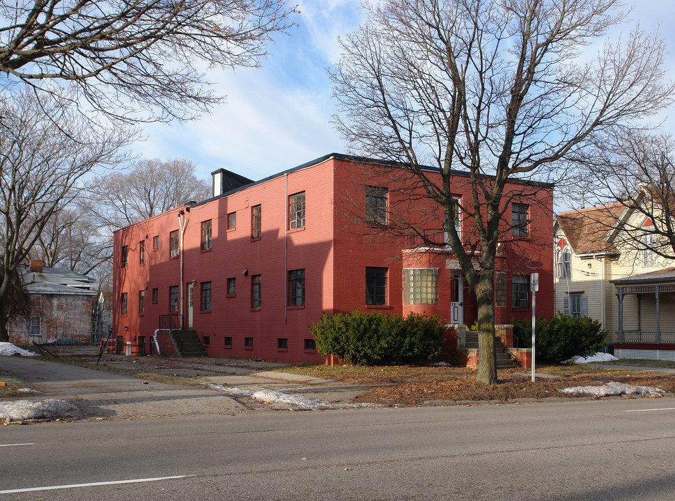 Stanton Apartments in Flint, MI - Building Photo