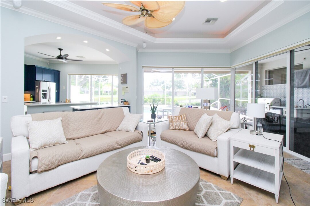 372 Mallory Ct in Naples, FL - Building Photo
