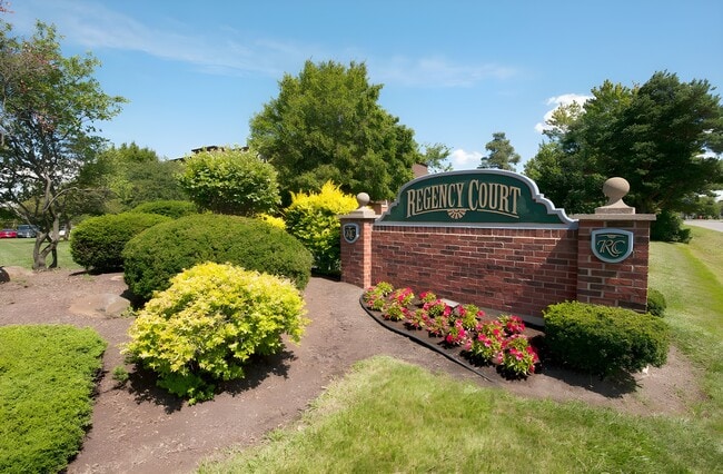 Regency Court in Orchard Park, NY - Foto de edificio - Building Photo