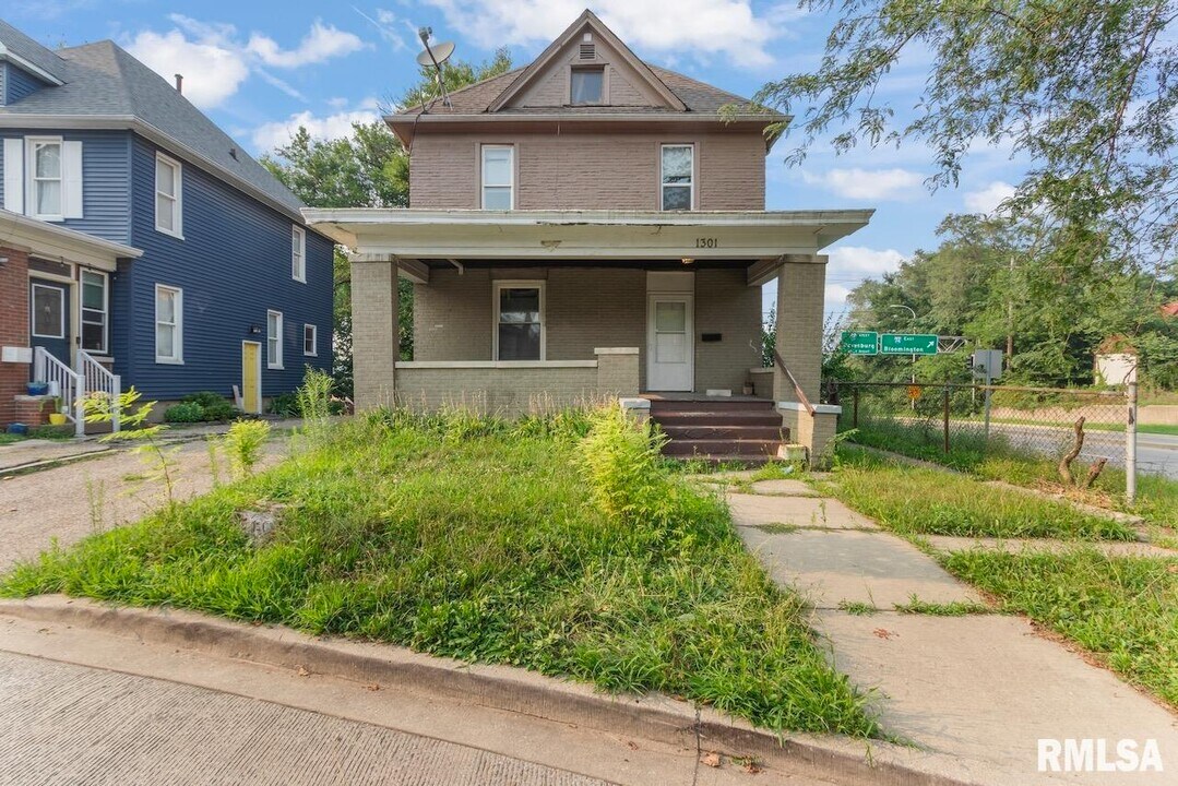 1301 W Parkside Dr in Peoria, IL - Building Photo
