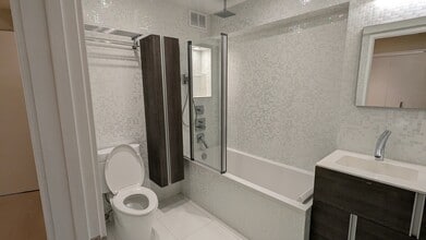 420 E 64th St, Unit W7H in New York, NY - Building Photo - Building Photo