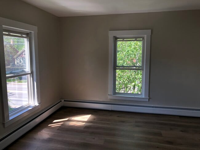 995 Western Ave, Unit 200 in Brattleboro, VT - Building Photo - Building Photo