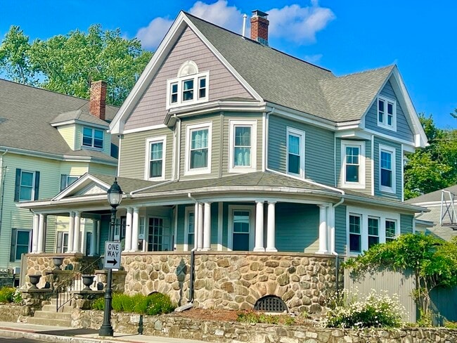 812 Moody St in Waltham, MA - Building Photo - Building Photo
