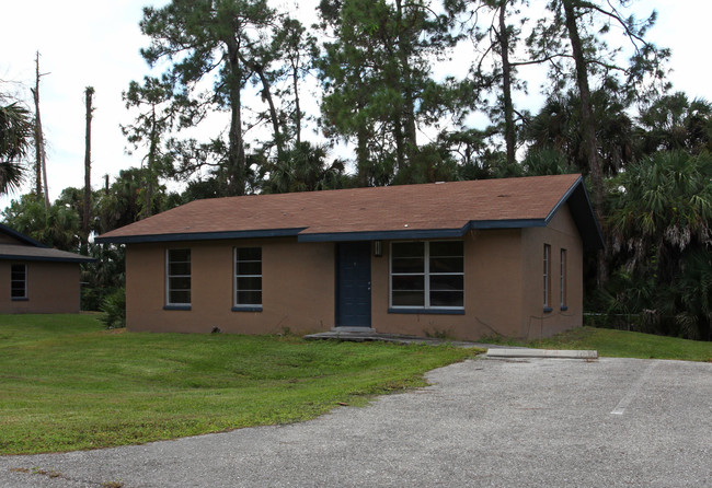 2358 Cherry Ln in Immokalee, FL - Foto de edificio - Building Photo