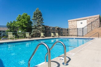 Cedar Valley Apartments in Apple Valley, MN - Foto de edificio - Building Photo