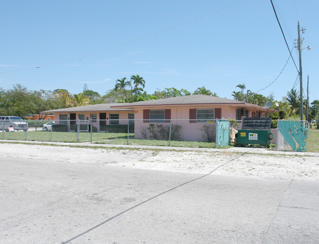 1200 Sesame St in Opa Locka, FL - Foto de edificio - Building Photo