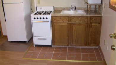 11695 SW Greenburg Rd in Tigard, OR - Foto de edificio - Building Photo