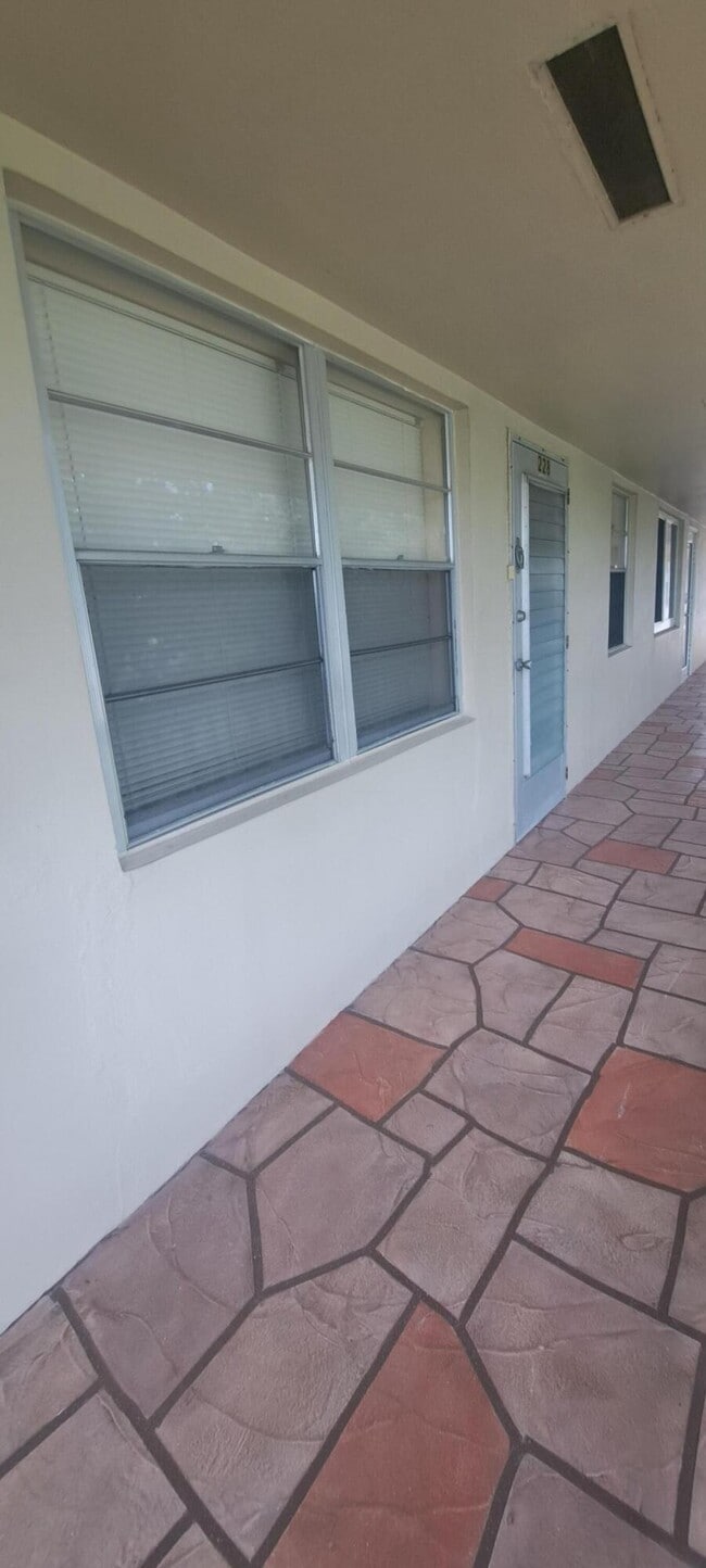 230 Bedford E in West Palm Beach, FL - Building Photo - Building Photo