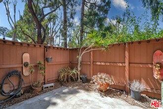 11260 Overland Ave-Unit -22e in Culver City, CA - Building Photo - Building Photo