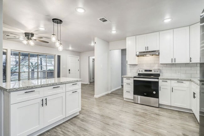 8618 Flossie Mae St in Houston, TX - Building Photo - Building Photo