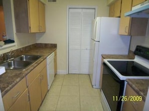 2400 NW 33rd St, Unit 1104 in Oakland Park, FL - Foto de edificio - Building Photo
