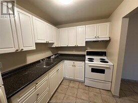 9 Sarah Crescent in Chatham, ON - Building Photo