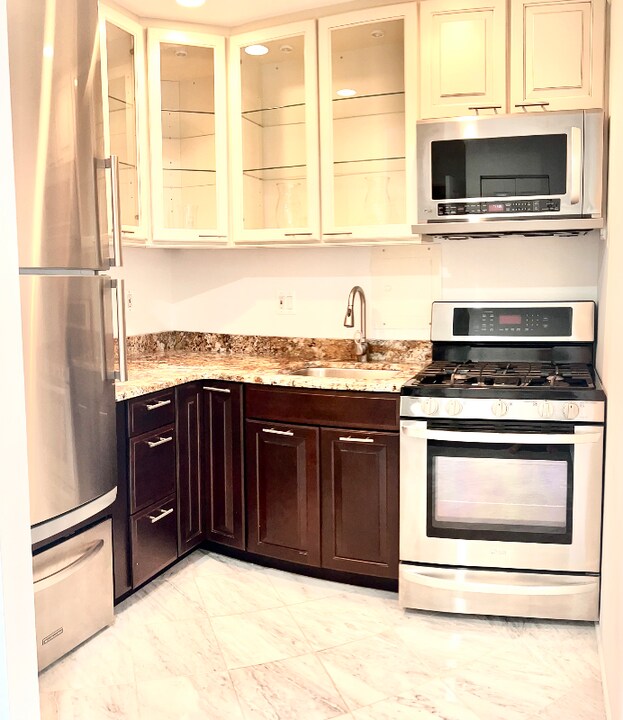 300 M St SW in Washington, DC - Building Photo