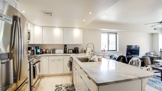 540 Pine St, Unit B in Philadelphia, PA - Building Photo - Building Photo