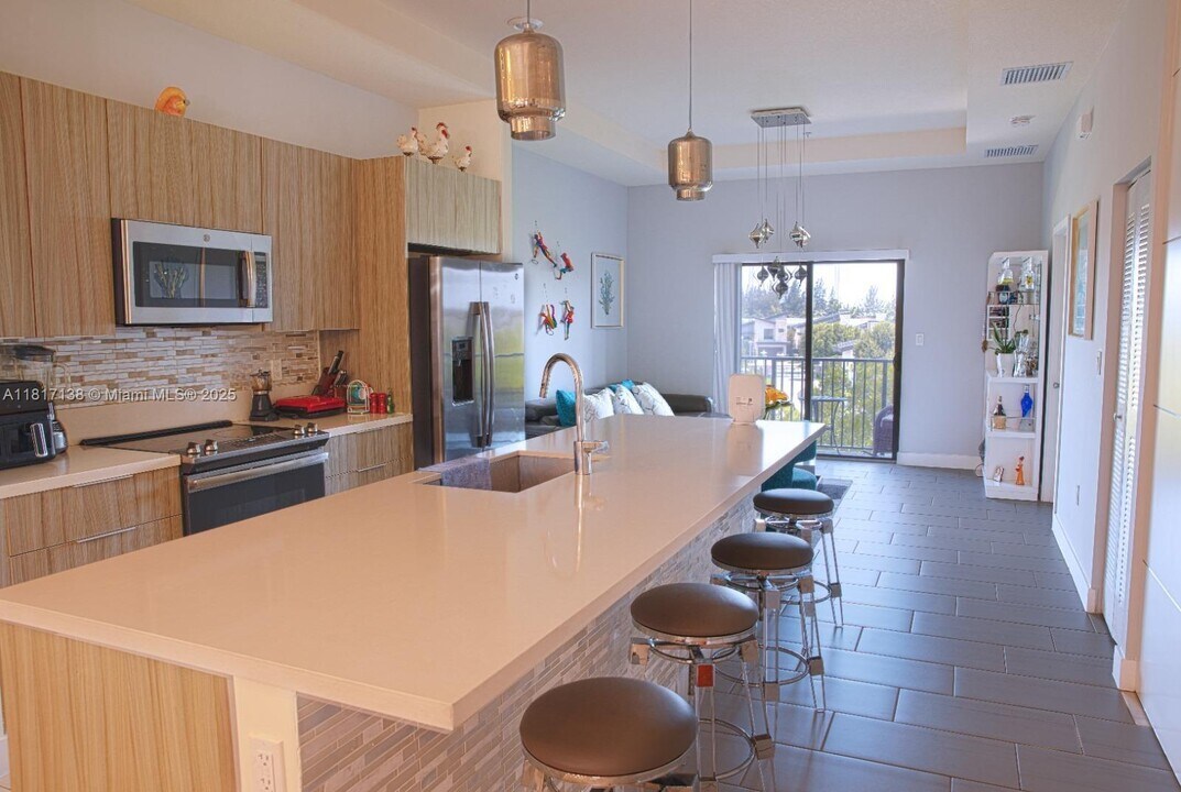 7815 NW 104th Ave in Doral, FL - Building Photo