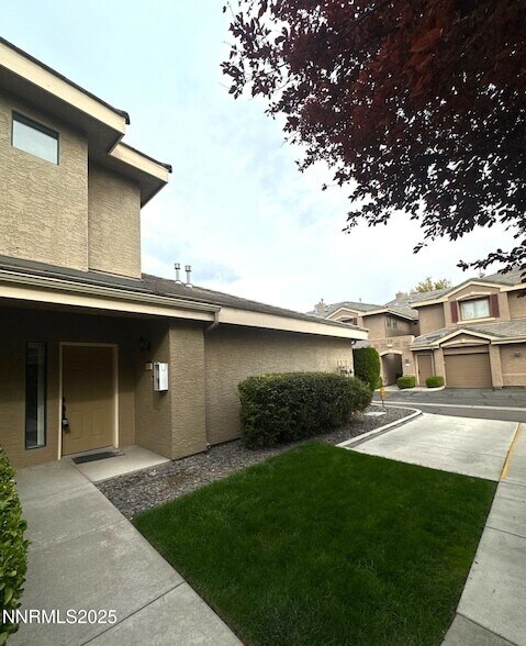 900 S Meadows Pkwy in Reno, NV - Building Photo